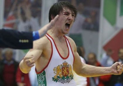 Азер споря Даниел Александров на старта в Баку