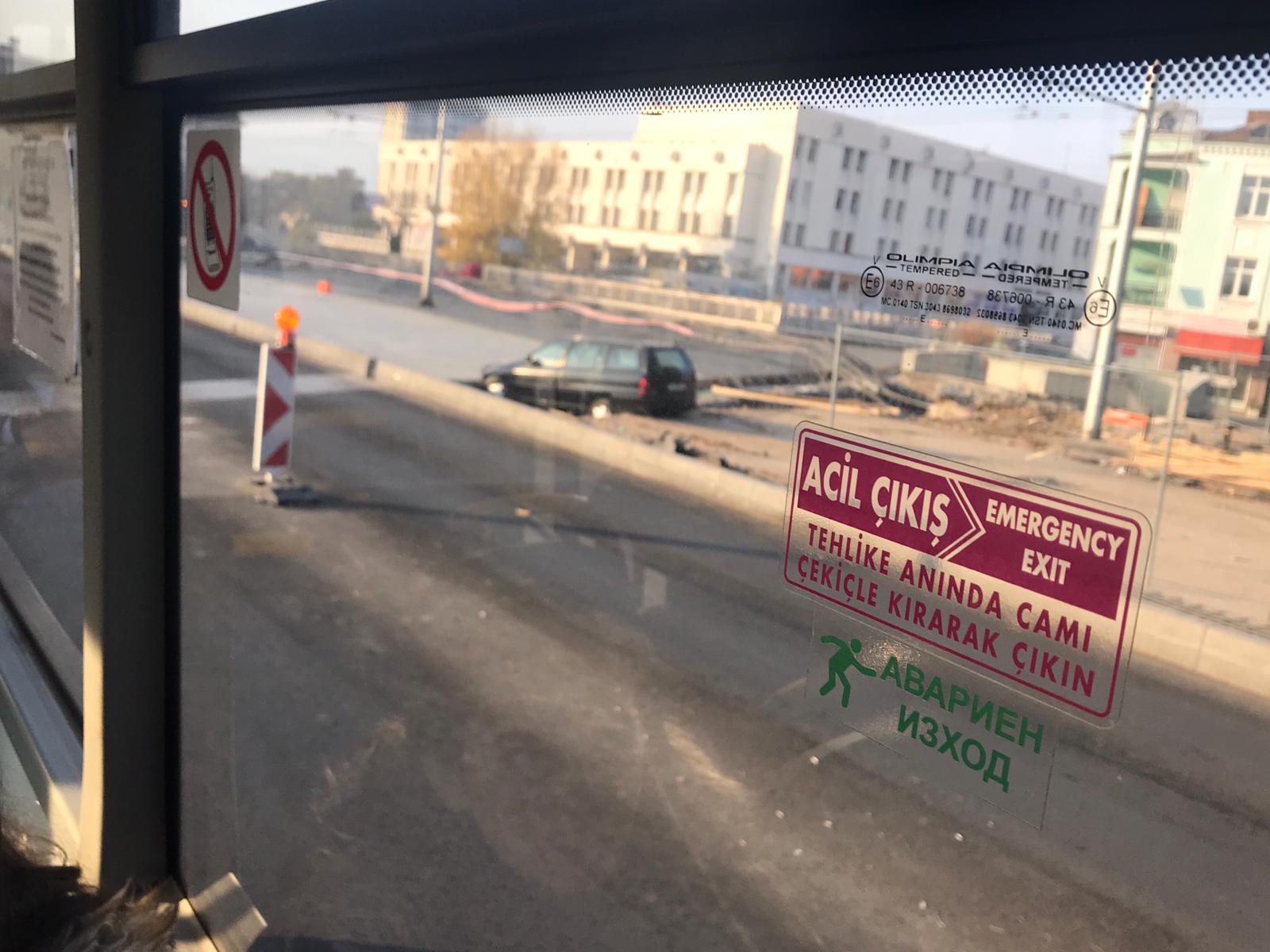 СНИМКА: Шофьор забрави за ремонта в центъра на Пловдив, колата му заседна в ров до Пощата