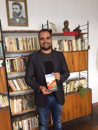 Пловдивски журналист дари от книгата си на селска библиотека
