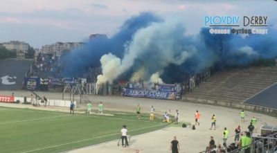 Ултрасите на Левски с мощни димки на Лаута! (PlovdivDerbyTV)