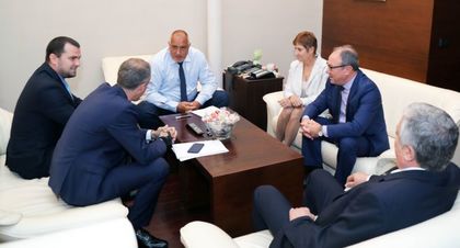 Започна срещата на Борисов с протестиращите синоптици