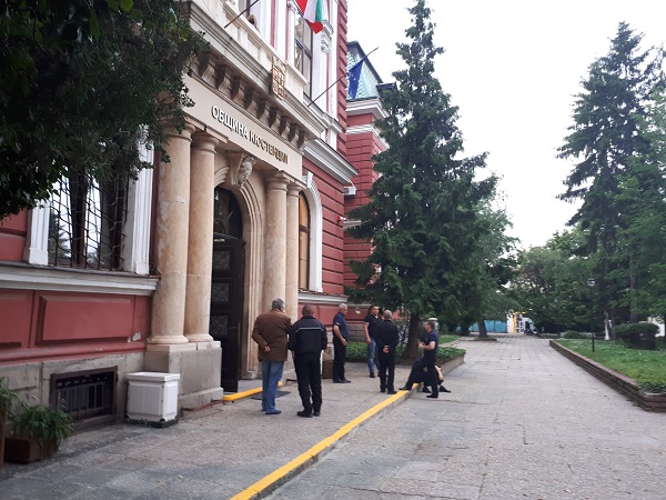 Европейски избори 2019: Засилено е полицейското присъствие пред сградата на Община Кюстендил, в която се помещава Районната избирателна комисия