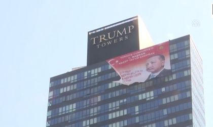 Гигантски постер на Ердоган окичи Trump Towers в Истанбул
