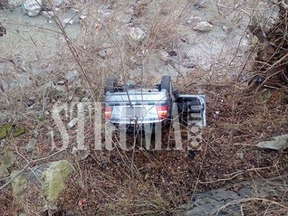 Кола падна в Струма, пожарникари вадят шофьора от ледената вода