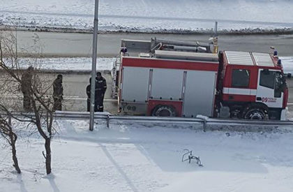 Пожарникари останаха на студа час! Приютиха в колата възрастни хора, докато дойде линейка! СНИМКА