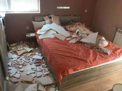 СНИМКИ и ВИДЕО: Таванът на софийско жилище, струващо 1200 евро на квадрат, се срути върху спалнята на семейство!