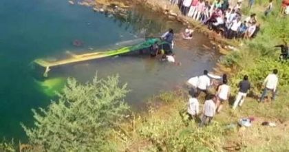 Трагедия в Индия! Автобус се разби в пълна с вода яма и...