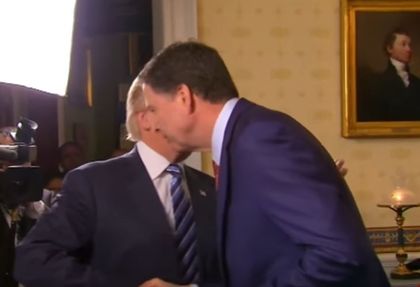Тръмп разцелува шефа на ФБР (ВИДЕО)
