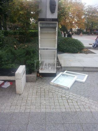 Вандали изпотрошиха хладилника за бедни