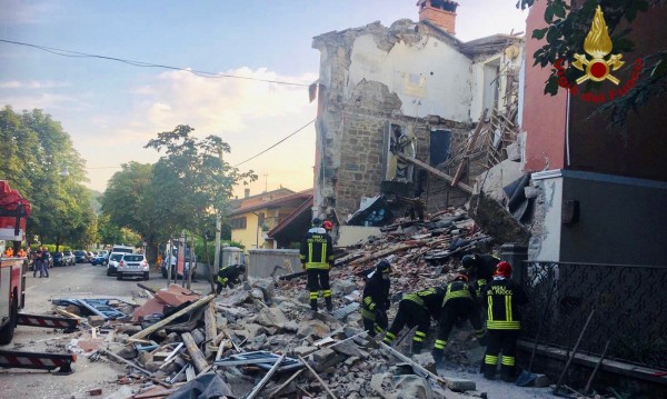 Двама загинаха, трети се издирва след взрив в къща в Италия