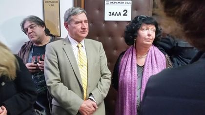 Съдът остави Евстатиев в ареста, хората викат: "Браво! Браво!"