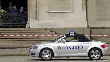 Полицаите, парите и... уважението
