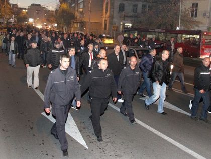 В момента: Над 200 полицаи протестират в Пловдив, плашат с блокади