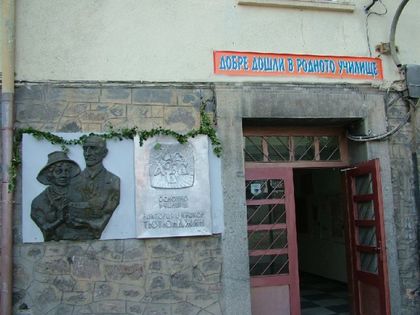 Родителски сигнал: Въоръжен бодигард тероризира пловдивско училище
