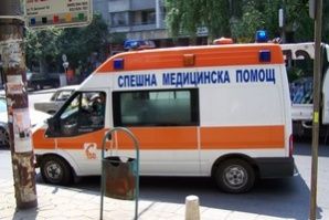 Мъж е със счупен череп, след като дърво падна върху главата му
