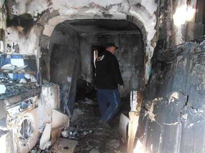 Мъж почина при пожар в Шумен, хвърлил неволно в печката флакон от дезодорант (СНИМКИ)