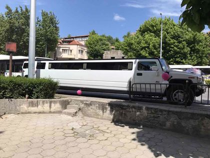 Пловдивски младоженци шашнаха всички с 11-метров хамър (СНИМКИ)