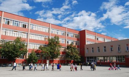 Връщат седмокласници с родители зад граница