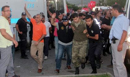Арести, уволнения, сблъсъци в Турция