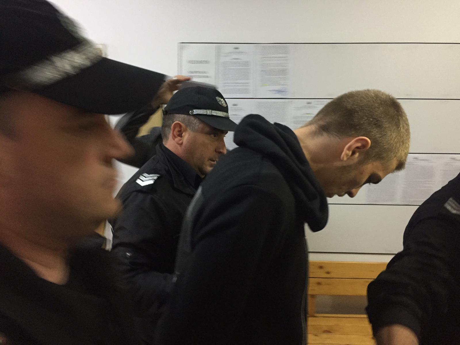 Докараха в съда младежът, задържан с наркотици до пловдивско училище