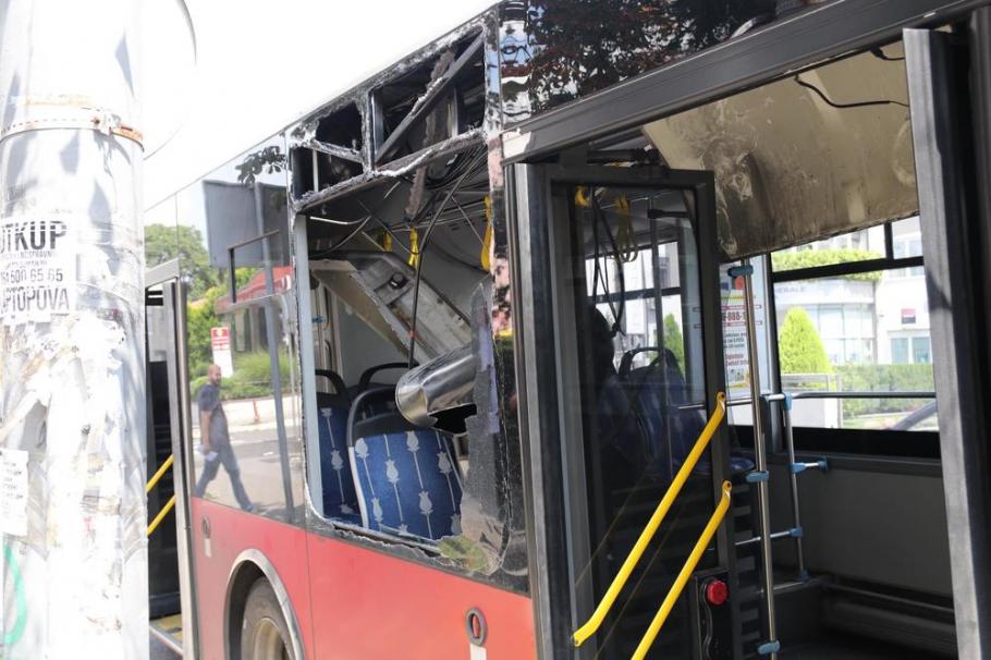 Автобус на градския транспорт избухна в Белград, има ранени