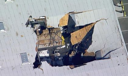 Изтребител F-16 се вряза в сграда в Калифорния