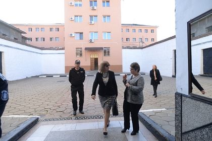 Министър Цецка Цачева посети затвора в Ловеч