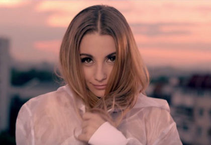 Михаела Маринова наедря и оформи сочна задница (СНИМКИ)