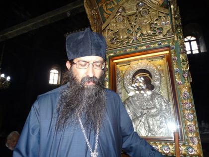 Игуменът на Бачковския манастир подарява осветени икони на шофьори
