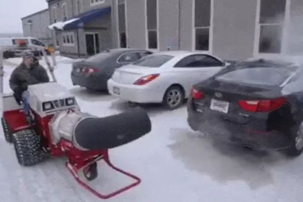 Как може да се чисти снега по колите (ВИДЕО) Методът е доста бърз и невероятно ефективен