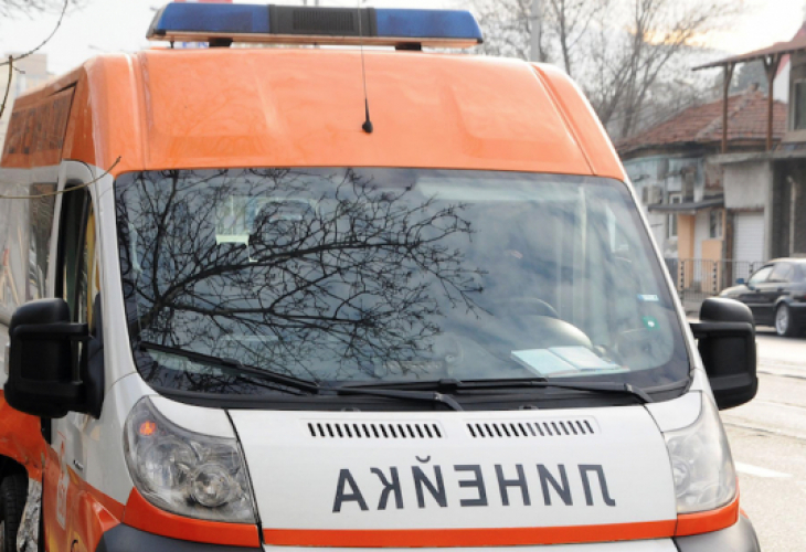 Мале между влекач и две коли на път край Варна, дете е пострадало