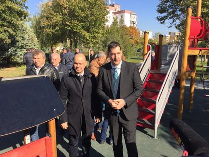 Блок протестира срещу нова улица в 