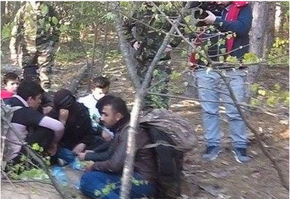 Бургаски патриоти задържаха 23 афганистанци, проверяват ги за каналджийство (СНИМКИ/ВИДЕО)