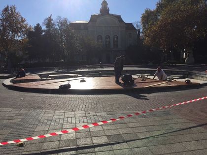 Започна изграждането на коледната сцена и поставянето на украсата в Пловдив (СНИМКИ)