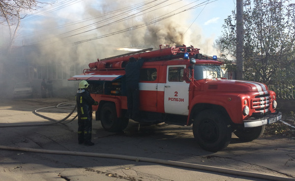 Огнен ад в Съединение! Пожар унищожи две коли, мотопед и покъщнина