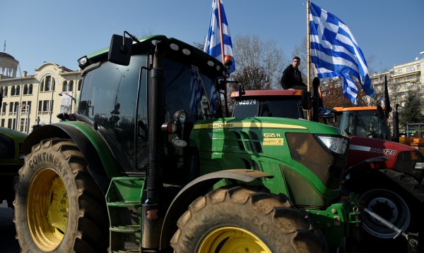 Протест: Около 600 трактора блокираха пътища в Гърция