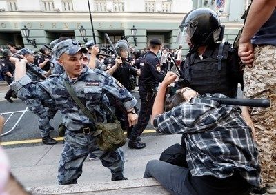 Русия купи две коли за контрол на тълпите, които излъчват звукови вълни и светлина