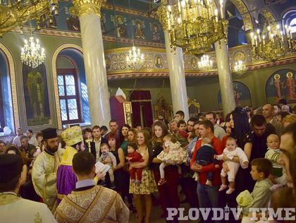 Пловдив се включва в най-голямото кръщене на бебета днес