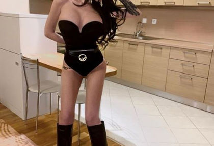 Голата Деси Фотосесията заприлича на обезобразен травестит! (СНИМКИ 18+)