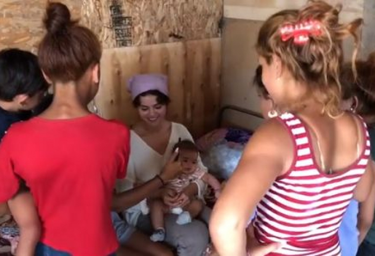 Това не се вижда всеки ден: Холивудската звезда Селена Гомес в столично циганско гето (СНИМКИ/ВИДЕО)