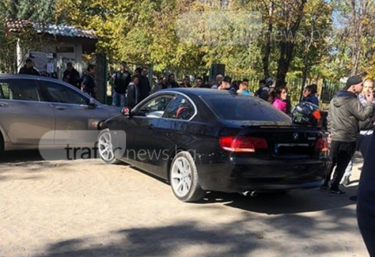 Ученик блъсна колата на учителка пред училище в Пловдив! Може да има проблеми с Немския език (СНИМКА)