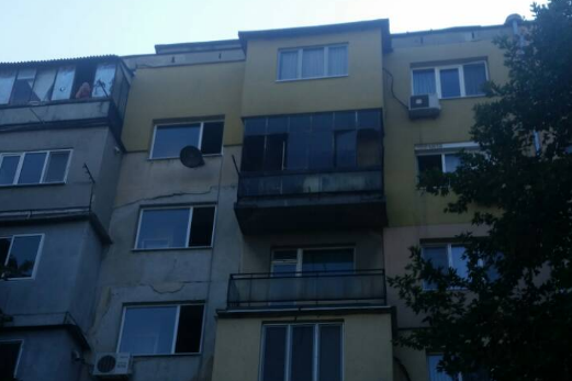 Пожар пламна на тераса на жилище в Пловдив, две пожарни и линейка на място СНИМКА