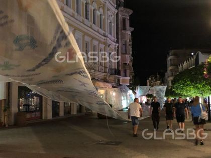 Изпратихме 2019-а! Да ни е честита 2020-а! Културният покрив върху Главната на Пловдив рухна!