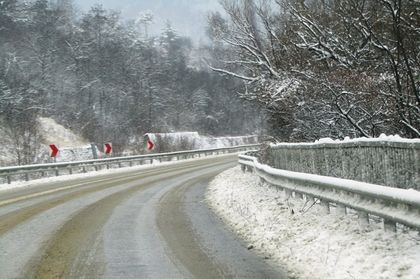 Нова доза сняг, планинските пътища побеляха