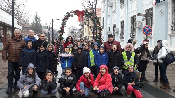 Пловдив: Младежи от Карлово направиха Коледна Алея в града