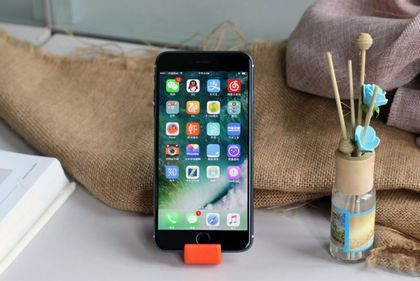 Първи фотографии на работещ iPhone 7 Plus с тъмносин цвят на корпуса