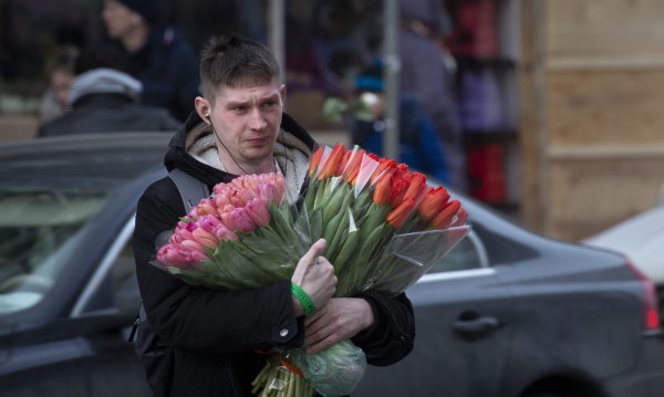 8 март в Русия: Лалета и рози, но малко дебати за правата на жените