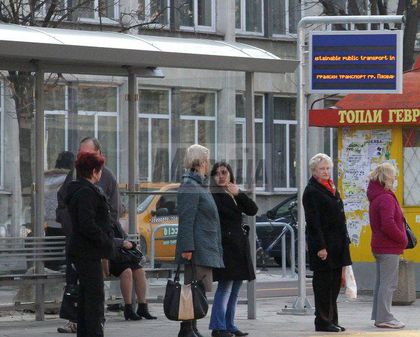 Светнаха първите табели на спирките