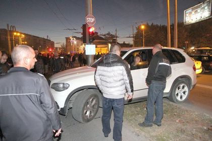 След скандали с шофьори и 8 блокирани буса полицаите отпушиха Колето на Водната палата