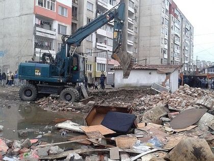 Бутат 100 незаконни постройки в Столипиново